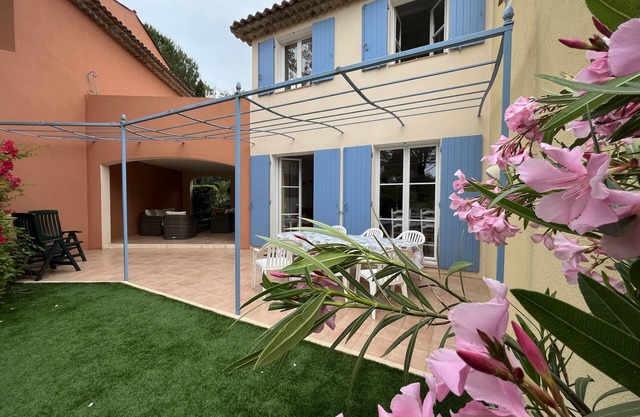 House in Les Restanques holiday village aquatic area, WIFI, air conditioning.