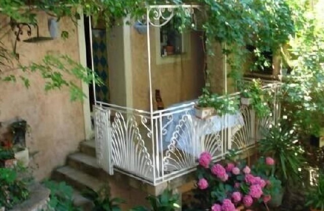 House in the village in a haven of peace and greenery. Rest !!