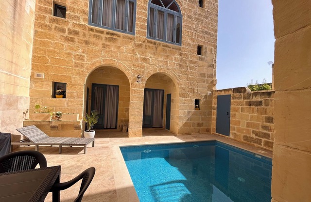 House of character with pool & jacuzzi for 5 persons, central yet quiet location