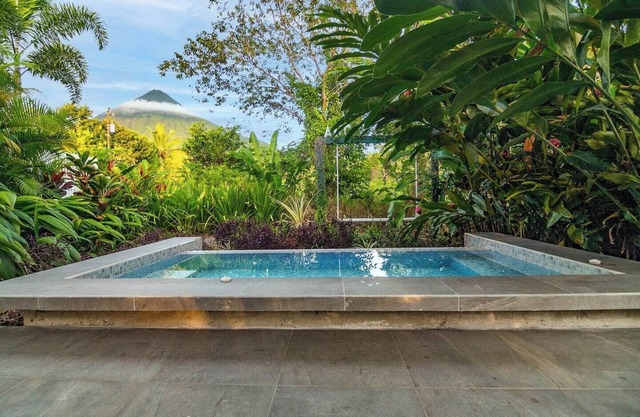 House of Views w/King Bed + Volcano View