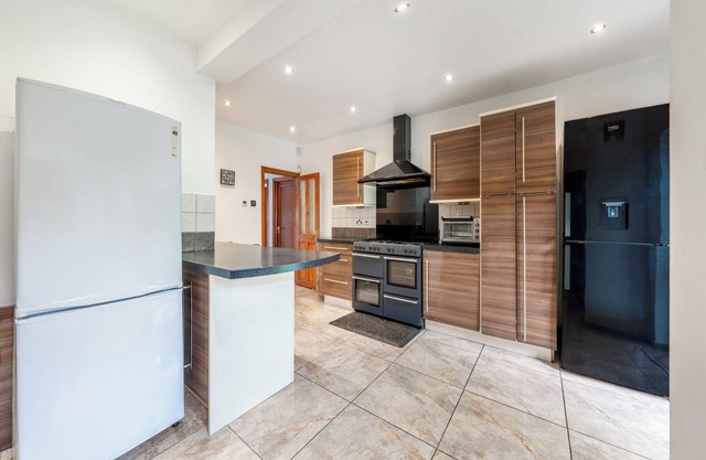 House - Sleeps 10 - Garden - Parking