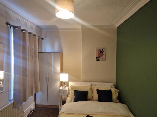 House - Sleeps 4 - Garden - Parking