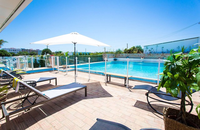 House with 8 suites, private bathroom and pool
