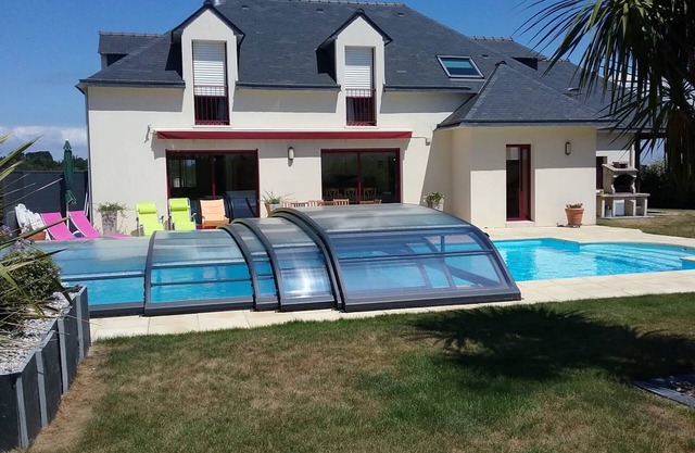 House with covered pool for 8 people in Sarzeau