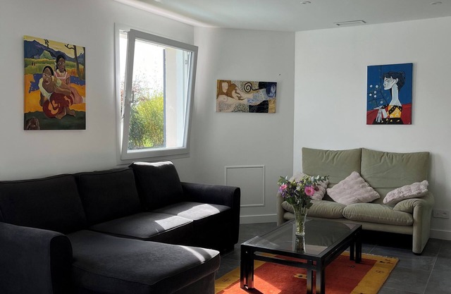 House with direct access to the ground floor, 5 min from the A75, recharging point (fee payable) on site, breakfast kit