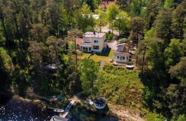 House with fantastic view and direct access to the lake and boat.