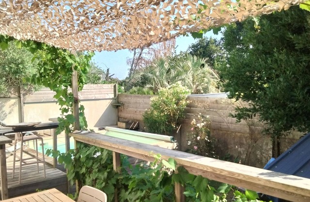 House with garden and heated pool close to port and town center.