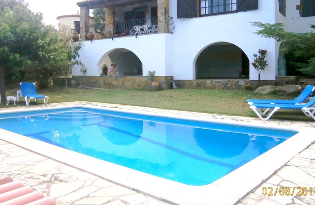 House with garden and pool in quiet area. Perfect for families.