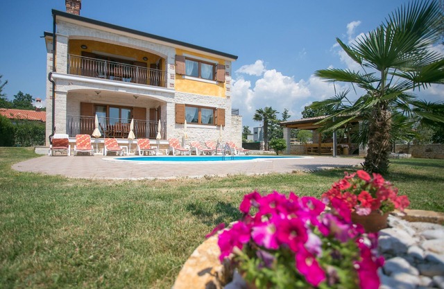 House with garden and swimmingpool