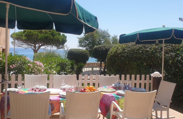 House with garden at 25 meters from the sand beach of la Fosca.