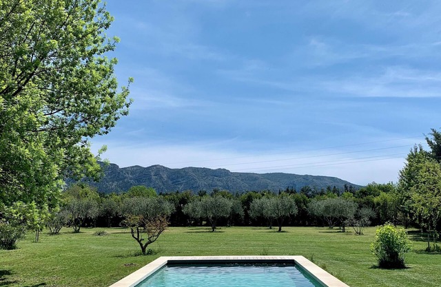 House with heated swimming pool and breathtaking views of the Luberon