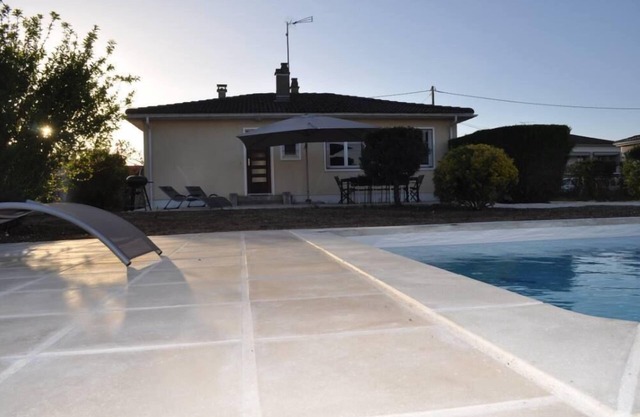 House with nice amenities, garden and heated pool entièremen privative
