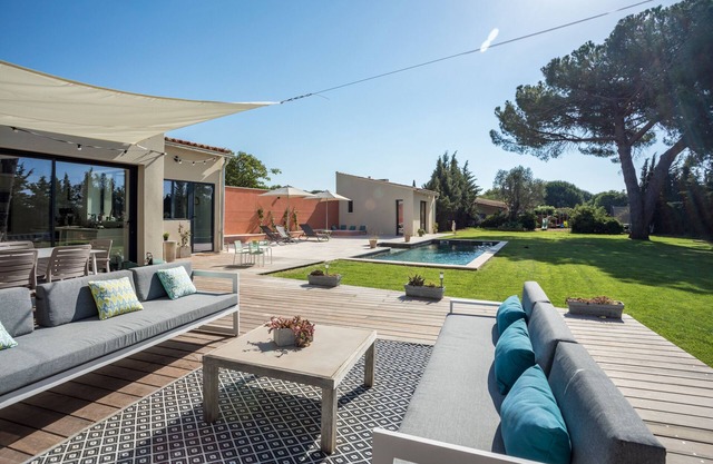 House with pool near beach and Montpellier