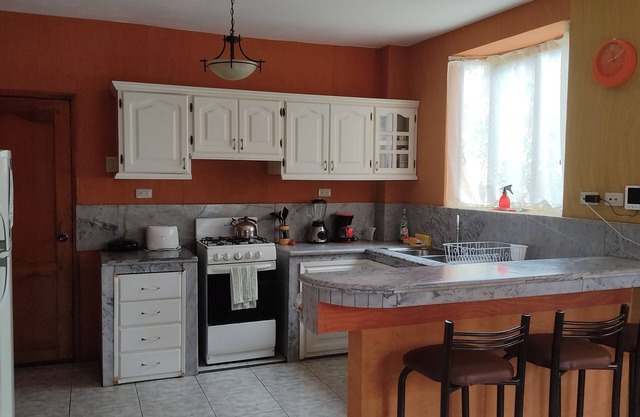 House with pool and grill 4 minutes from the sea.