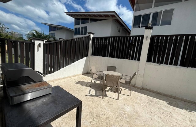 House with pool in Coronado, 5 minutes from the beach club at the edge of the beach.