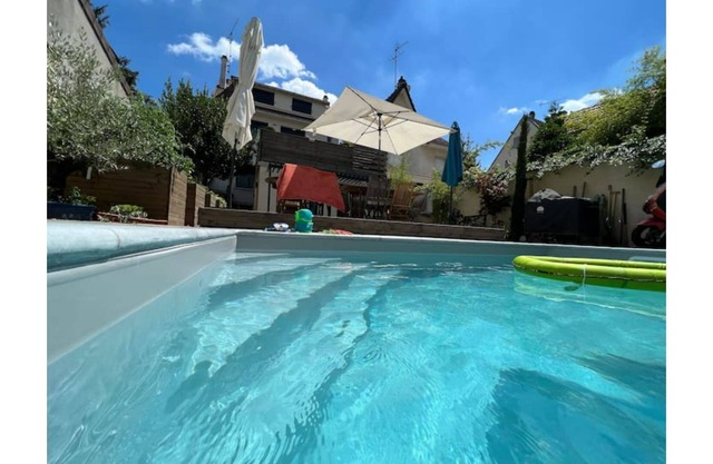 House with Pool & Sauna 5 min from the metro