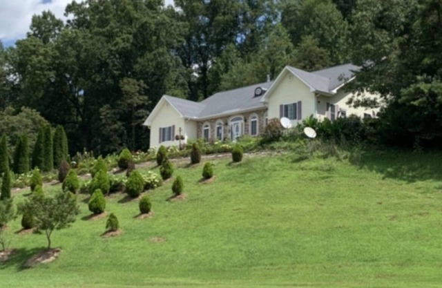 House with private apartment, latest appliance,View,flowers, Creekside.