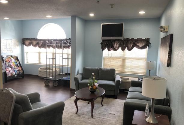 Howard Johnson by Wyndham Elk Grove Village Hotel & Suites