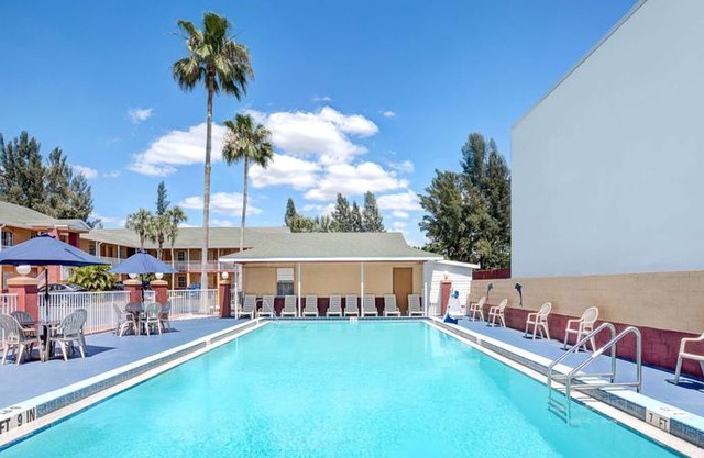 Howard Johnson by Wyndham Ft Myers FL