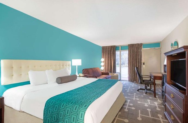 Howard Johnson by Wyndham Albany Hotel