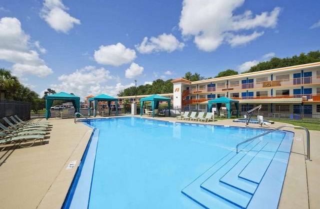 Howard Johnson by Wyndham Ocala FL Hotel