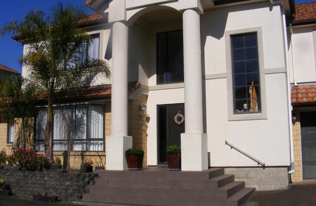 HOWICK LUXURY LARGE HOME
