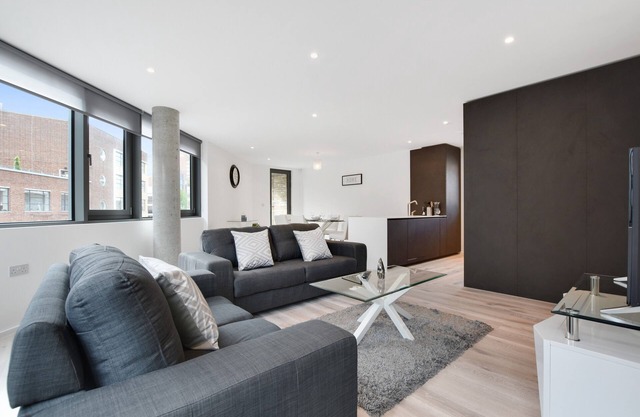 Hoxton III by Servprop