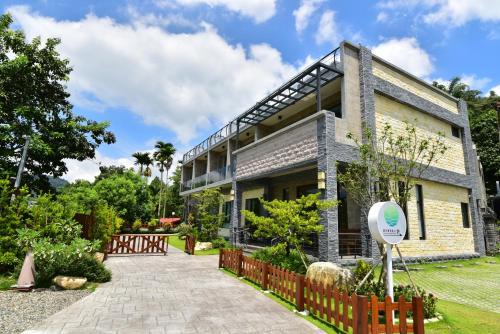 Hu An-The Lakeside House