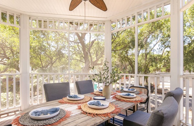 Huckleberry by AvantStay | Classic Charleston Home | Close to Beach