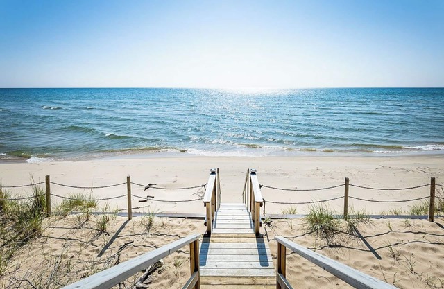 Huckleberry Hideaway: A Lake Michigan Sunset Retreat. Pet friendly!