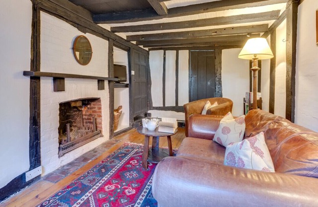 Hucksteps Row - Two Bedroom House, Sleeps 3