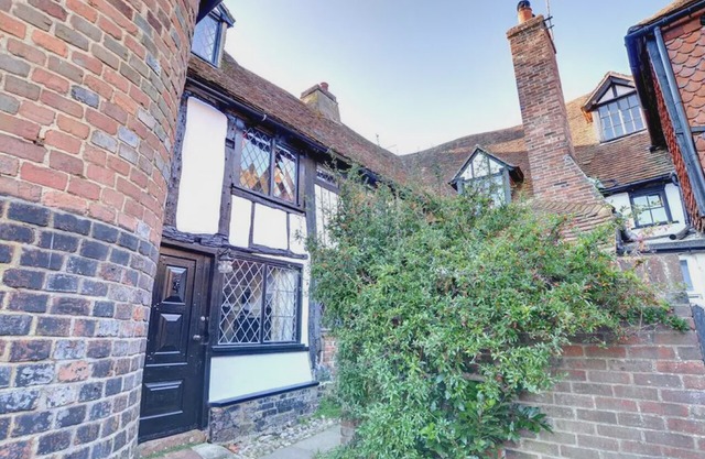 Hucksteps Row - Two Bedroom House, Sleeps 3