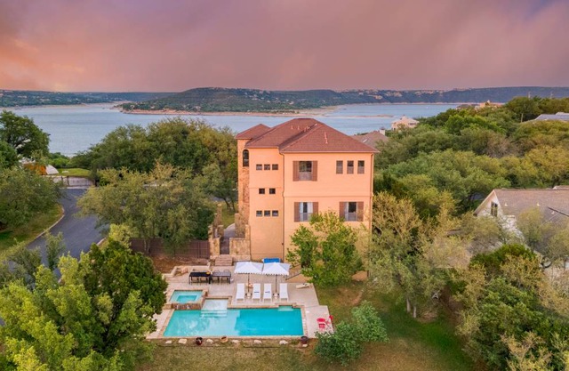 Hudson by AvantStay Magnificent Home w/ Beautiful Views, Multiple Living Areas, Pool & Games!
