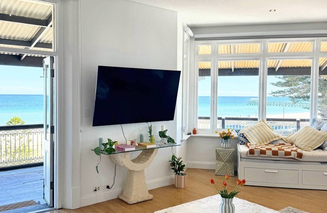 Huge Beachfront Wrap-Around Balcony With Pool, Gym, Sauna!