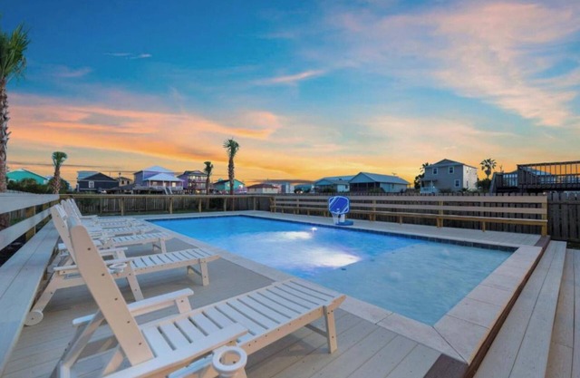 Huge Beachhouse w/Private Pool (Free Heat in Winter)