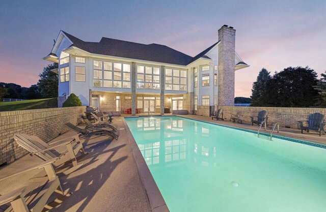 HUGE Crystal Lake 7 Acre Ranch w/Pool & Hot Tub