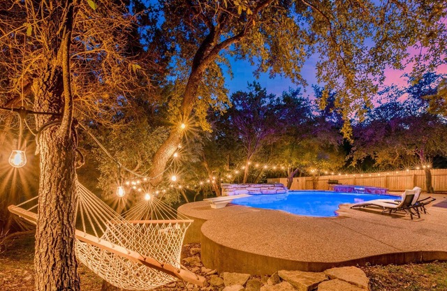 Huge Hideout l Heated Pool l Pool table