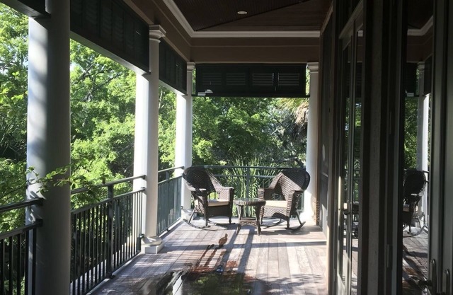 Huge home w/pool, hot tub, outdoor bar, 2 min to beach.