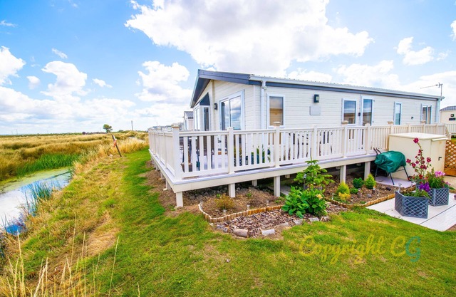 Huge Lodge Sleeps 8 - Camber Sands Holiday Park - Views of Marsh - Washing Machine / Dishwasher