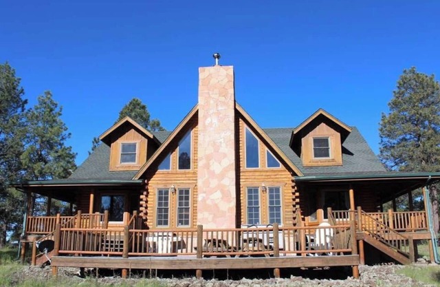 Huge Log Cabin on 20 Acre Ranch close to Grand Canyon with Spectacular Views!