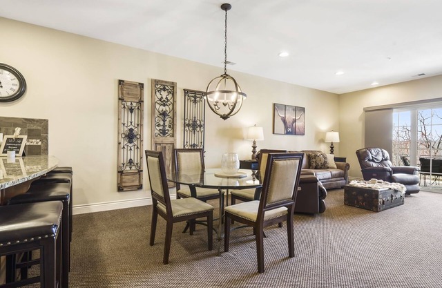 HUGE LUXURY Condo w/Pool! Elevator! Fun! Rec PLEX!12 Min To SDC and TB RK LAKE!