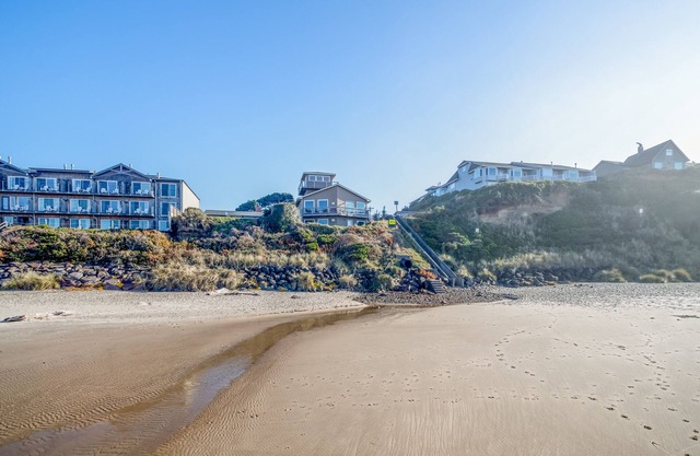 Huge, Luxury Oceanfront Home has Two Great Rooms for Large Groups!