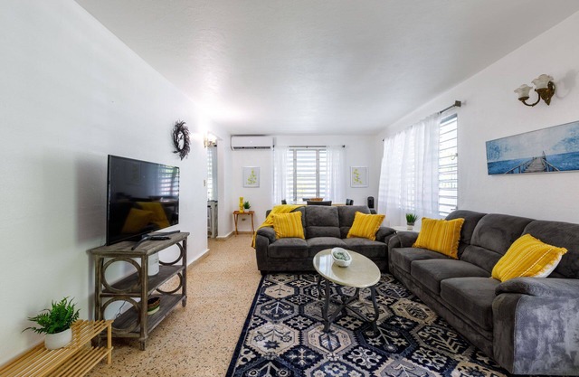 Huge Porch House in Rainforest 15 min from Beach
