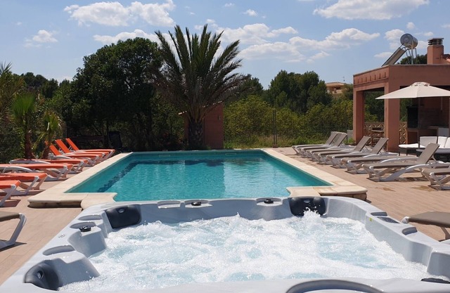 Huge villa, 13 BEDR, 8 BATHR, FULL A/C, Large Pool, ping-pong, BBQ