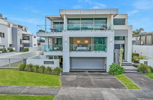 Hunt Road_whangamata - Spacious Home Overlooking the Beach & Harbour Entry