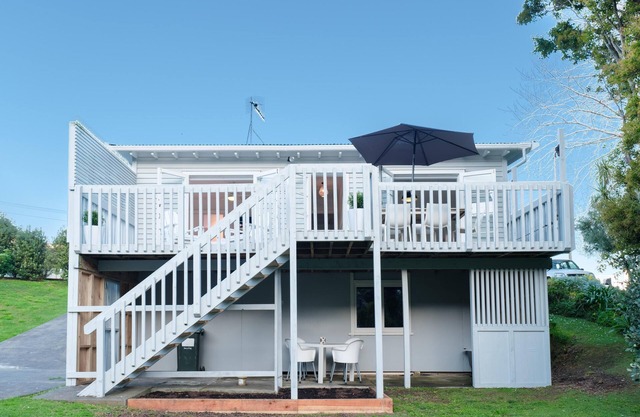 Huruhi Cottage - Huruhi Cottage is a newly renovated family holiday cottage in a great central location on Waiheke, with great transport links, walking access to local beaches, bars, restaurants and cafes and with fantastic premium amenities. With th
