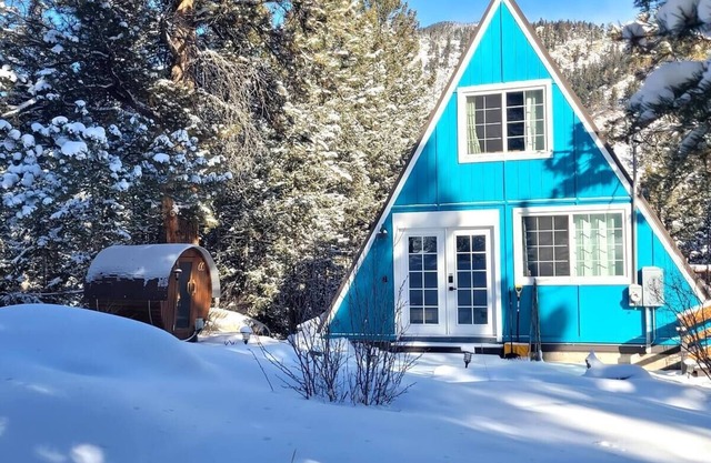 Hygge Chalet & Sauna w/Private Trail + EV Charger