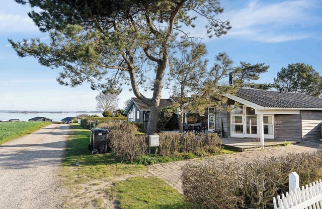 Hyggeligt sommerhus med havudsigt