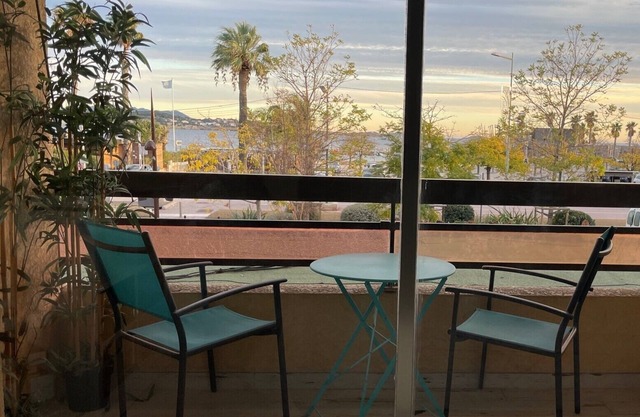 Hyper city center with sea-view terrace, right on the beach.