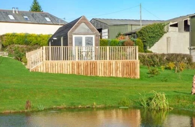 I-HUT, pet friendly, with hot tub in St Giles-On-The-Heath